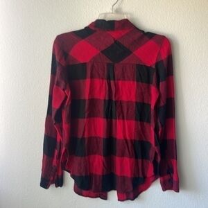 Thread and supply top size medium women’s red and black plaid rayon butt…